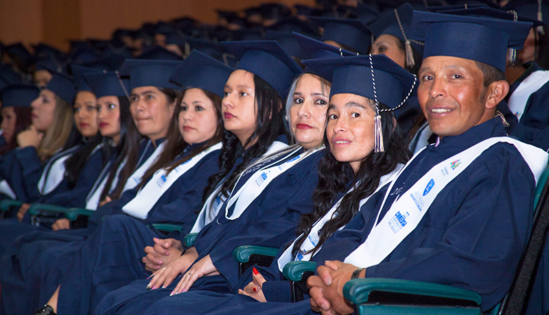 Más de 350 jóvenes víctimas del conflicto armado se graduaron en programas de software y BPO en Bogotá
