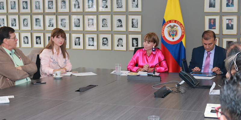 Ministra Alicia Arango recibió delegación de la Confederación Sindical de las Américas
