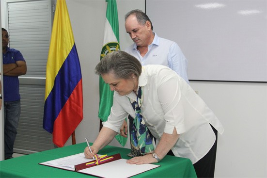Ministra Clara López, durante la firma de un convenio con la Gobernación del Cesar.