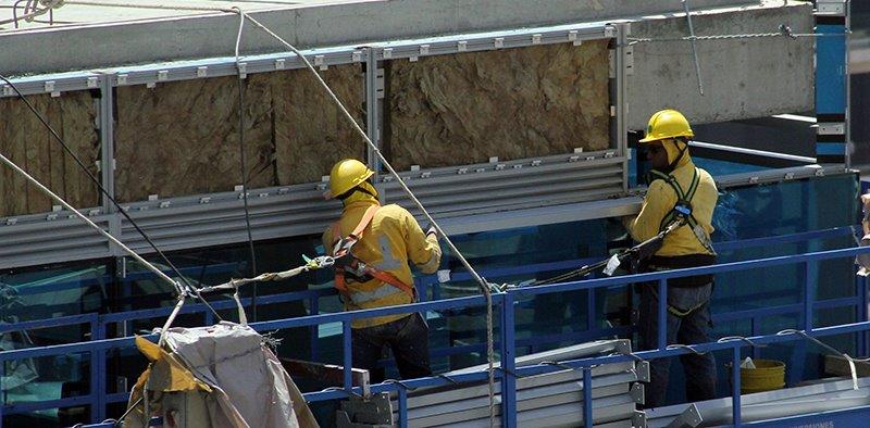 Plan Nacional de Seguridad y Salud en el Trabajo 2013 - 2021 personal trabajando en una obra de construcción 