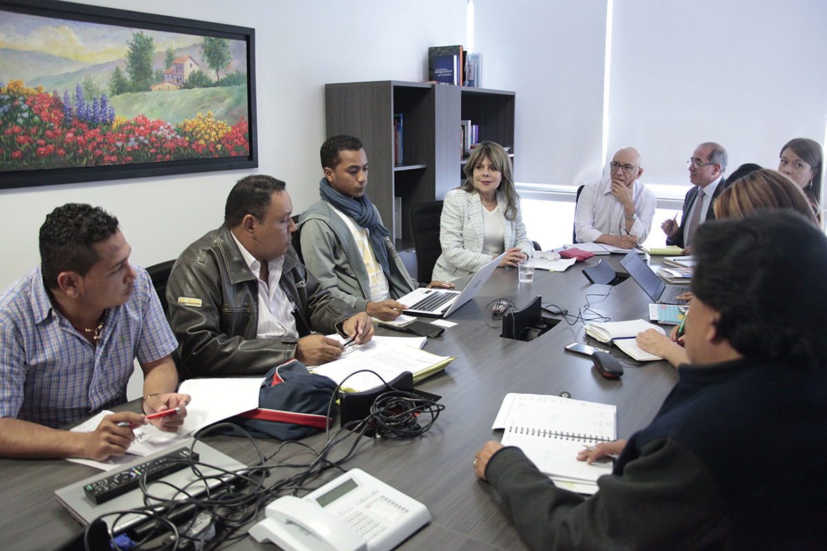 Viceministra reunida con sindicatos y empresa Salinas de Manaure